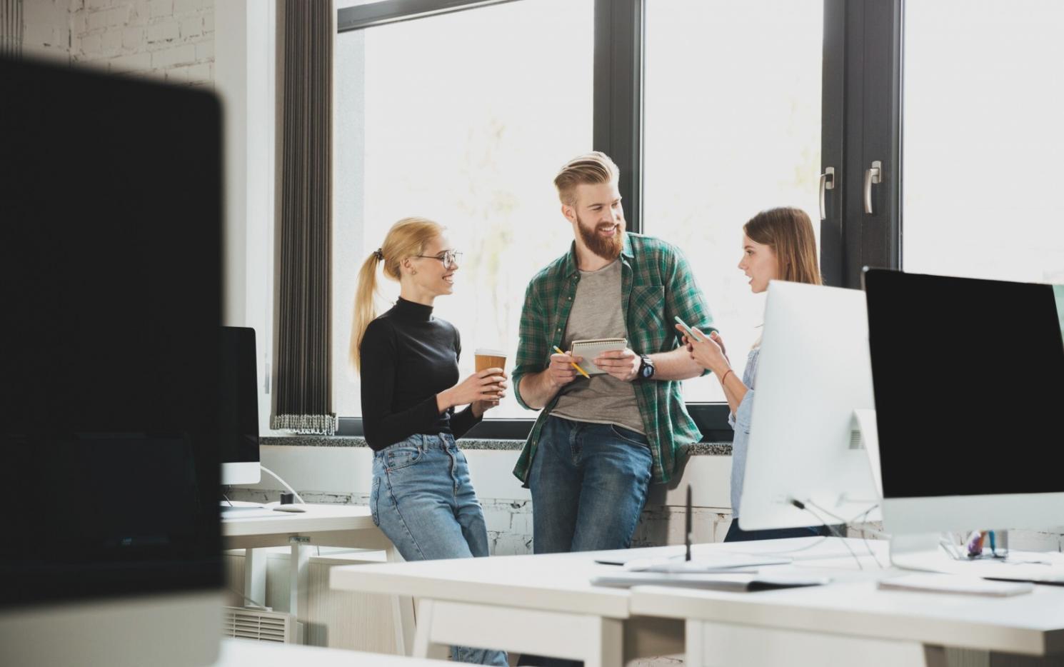 Groupe de participants travaillant sur un projet budgétaire collaboratif